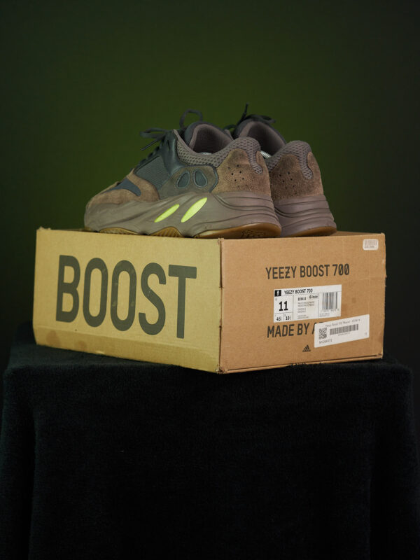 Yeezy 700 (US 11) - Image 3