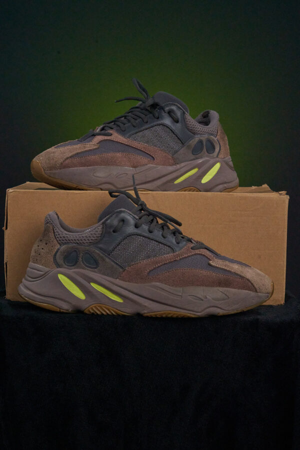 Yeezy 700 (US 11) - Image 2