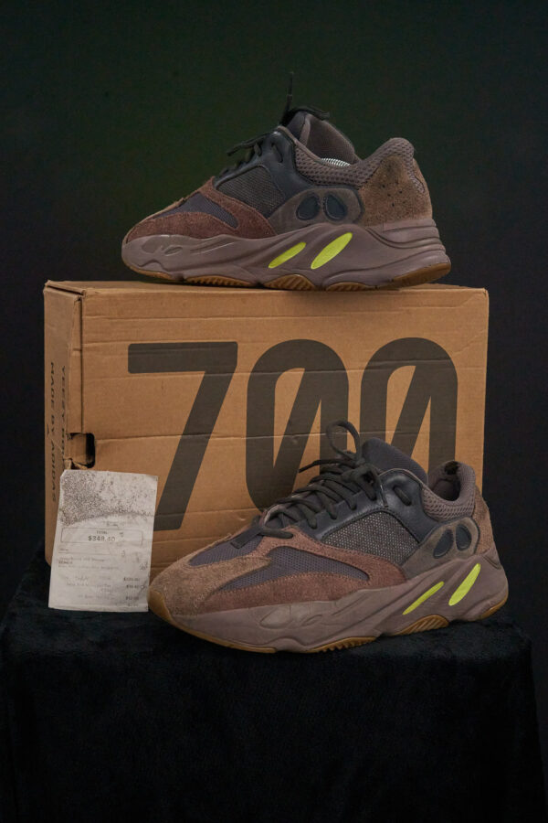 Yeezy 700 (US 11)