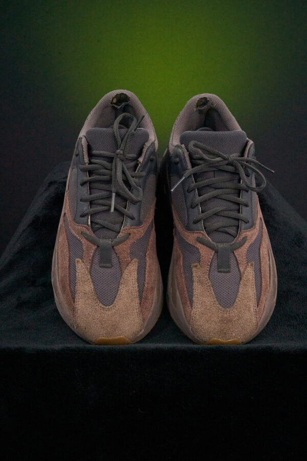 Yeezy 700 (US 11) - Image 5